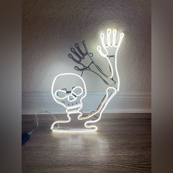Target Hide and Eek LED skeleton - Picture 1 of 4